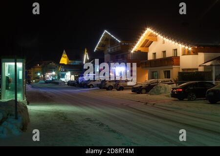 Ruhige, schneebedeckte Dorfstraße in den österreichischen Alpen (Filzmoos, Salzburger Land) Stockfoto