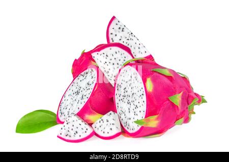Dragon Fruit oder Pitaya isoliert auf weißem Hintergrund. Sommer tropische Dragoon Stücke aus nächster Nähe Stockfoto