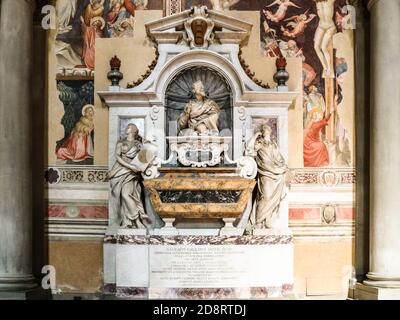 Das Grab von Galileo di Vincenzo Bonaiuti de' Galilei in der Basilika Santa Croce in Florenz, Italien. Er war ein berühmter italienischer Astronom, Physiker... Stockfoto