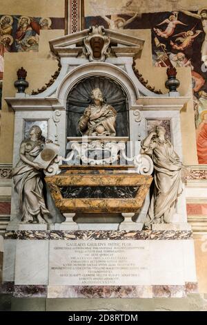Große Porträtaufnahme des Grabes von Galileo di Vincenzo Bonaiuti de' Galilei in der Basilika Santa Croce in Florenz, Toskana, Italien. Er war ein... Stockfoto