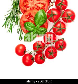 Kreatives Layout aus Tomaten, Kräutern und Gewürzen. Rote Tomaten und Basilikumblätter isoliert auf weißem Hintergrund. Flach liegend. Draufsicht Stockfoto