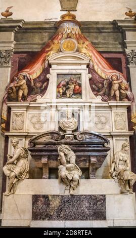 Das beeindruckende Grab von Michelangelo di Lodovico Buonarroti Simoni, dem berühmten italienischen Bildhauer, Maler, Architekt und Dichter der Hochrenaissance,... Stockfoto
