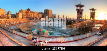 Alexandria / Ägypten - 28 jun - Stanly Bridge Beach - Panorama bei Sonnenuntergang über dem Meer Stockfoto