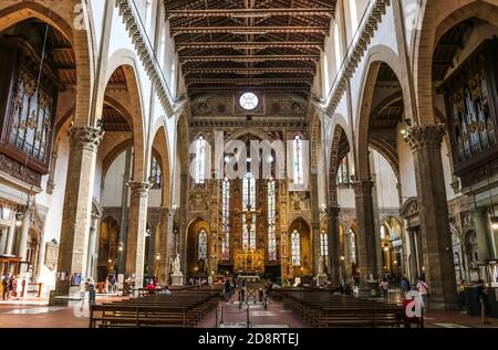 Schöne Aussicht vom Kirchenschiff auf das Querschiff, den Chor und die Apsis mit der Hauptkapelle in der berühmten Basilika Santa Croce in Florenz, Toskana, Italien. Stockfoto