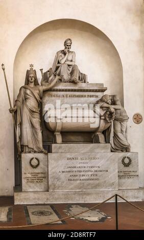 Das Kenotaph von Dante Alighieri, dem berühmten italienischen Dichter, in der Basilika Santa Croce in Florenz, Italien. Die Vorderseite des leeren Grabes liest... Stockfoto