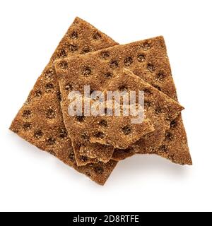 Roggen knusprige Cracker auf weißem Hintergrund isoliert. Zerkleinerte, trockene Vollkornkrackstücke oder flaches Brot. Draufsicht Stockfoto