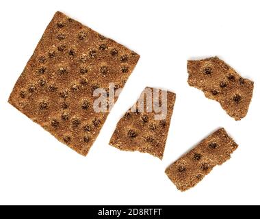 Roggen knusprige Cracker auf weißem Hintergrund isoliert. Zerkleinerte, trockene Vollkornkrackstücke oder flaches Brot. Draufsicht Stockfoto