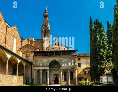 Wunderschöne Nahaufnahme der Pazzi-Kapelle im Kreuzgang der Basilica di Santa Croce in Florenz, Italien. Es hat ein gewölbtes Portal mit einem... Stockfoto