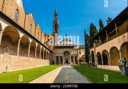 Schöner Blick auf die Pazzi-Kapelle, das erste Kloster mit dem Glockenturm der Basilica di Santa Croce in Florenz. Der Eingang ist ein Bogen mit... Stockfoto