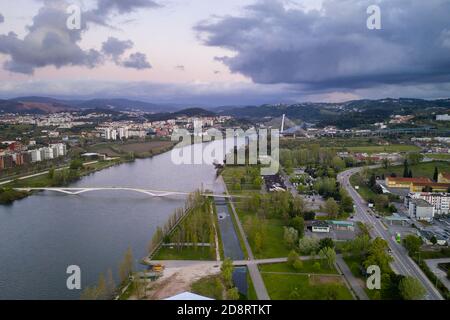 Coimbra Drohne Luftaufnahme des Stadtparks, Gebäude und Brücken bei Sonnenuntergang, in Portugal Stockfoto