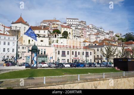 Coimbra Stadtansicht mit EU-Flagge der Europäischen Union, in Portugal Stockfoto