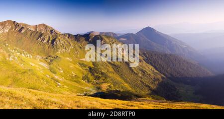 Morgen in den Bergen. Panorama der Karpaten, Ukraine, Europa Stockfoto