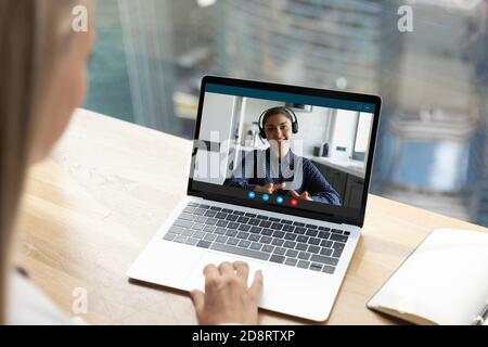 Nahaufnahme Rückansicht Geschäftsfrau chatten mit indischen Kollegen online Stockfoto