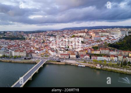 Coimbra Drohne Luftbild Stadt bei Sonnenuntergang mit Mondego Fluss und schönen historischen Gebäuden, in Portugal Stockfoto