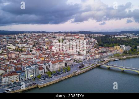 Coimbra Drohne Luftbild Stadt bei Sonnenuntergang mit Mondego Fluss und schönen historischen Gebäuden, in Portugal Stockfoto