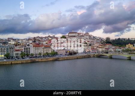 Coimbra Drohne Luftbild Stadt bei Sonnenuntergang mit Mondego Fluss und schönen historischen Gebäuden, in Portugal Stockfoto