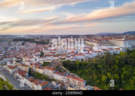 Coimbra Drohne Antenne von schönen Gebäuden Universität bei Sonnenuntergang, in Portugal Stockfoto