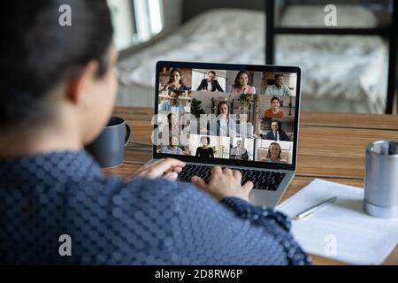 Rückansicht Nahaufnahme indische Geschäftsfrau chatten mit Kollegen online Stockfoto