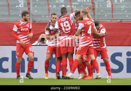 01. November 2020, Bayern, Würzburg: Fußball: 2. Bundesliga, FC Würzburger Kickers - VfL Bochum, 6. Spieltag, Flyeralarm-Arena Würzburg: Die Würzburger Spieler jubeln um das 1:0-Tor. Foto: Timm Schamberger/dpa - WICHTIGER HINWEIS: Gemäß den Vorschriften der DFL Deutsche Fußball Liga und des DFB Deutscher Fußball-Bund ist es verboten, im Stadion und/oder aus dem Spiel fotografierte Aufnahmen in Form von Sequenzbildern und/oder videoähnlichen Fotoserien zu nutzen oder auszunutzen. Stockfoto