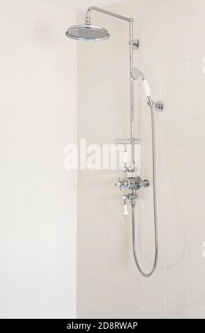 Dusche mit festem Regenduschkopf, Rutsche und Hörer in einem neuen, luxuriösen Badezimmer, Großbritannien Stockfoto