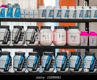 Taschkent, Usbekistan - 10. November 2019 : Vielfalt an Nahrungsergänzungsmitteln und Sporternährungsprodukten im Laden Stockfoto