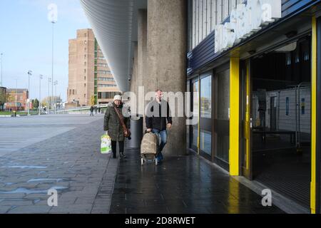 Eingang zum Busbahnhof Preston in Lancashire, der oft als gutes Beispiel für die Brutalistische Architektur bezeichnet wird. Stockfoto