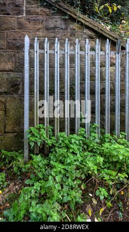 Verzinkter Stahl Palisade Spikes Sicherheit Zäune auf Eisenbahnbanken Stockfoto