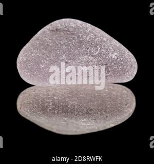 Stücke aus Meeresglas isoliert auf schwarzem Hintergrund Stockfoto