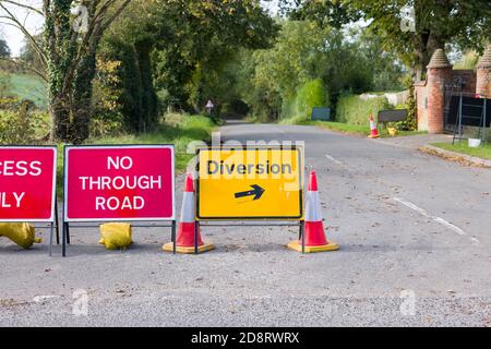 UK gelbe Umleitung Zeichen und Straße geschlossen Zeichen auf A Landstraße in Buckinghamshire Stockfoto