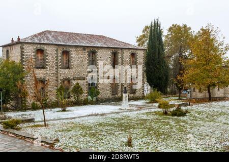 Traditionelles Steingebäude der Grundschule im Dorf Spileo in der Bergregion Grevena, Mazedonien, Griechenland Stockfoto