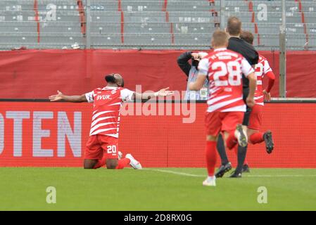 01. November 2020, Bayern, Würzburg: Fußball: 2. Bundesliga, FC Würzburger Kickers - VfL Bochum, 6. Spieltag, Flyeralarm-Arena Würzburg: Der Würzburger Ridge Munsy (l) jubelt über sein Ziel, es 1:0 zu schaffen. Foto: Timm Schamberger/dpa - WICHTIGER HINWEIS: Gemäß den Vorschriften der DFL Deutsche Fußball Liga und des DFB Deutscher Fußball-Bund ist es verboten, im Stadion und/oder aus dem Spiel fotografierte Aufnahmen in Form von Sequenzbildern und/oder videoähnlichen Fotoserien zu nutzen oder auszunutzen. Stockfoto