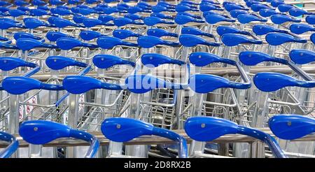 Leeren Sie die Gepäckwagen am Flughafen Stockfoto