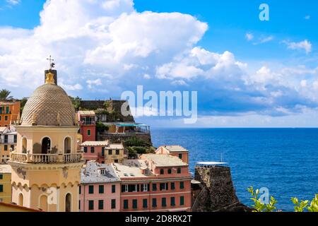 Detaillierte Ansicht der bunten traditionellen Häuser und Santa Margherita di Antiochia Kirche und Turm - Vernazza, Cinque Terre, Italien Stockfoto