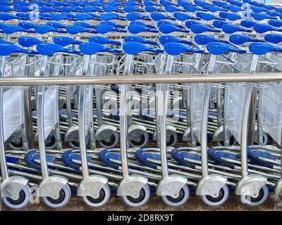 Leeren Sie die Gepäckwagen am Flughafen Stockfoto