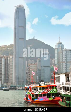 HONGKONG, CHINA - MÄRZ 13 : Fährfahrt im Hafen von Victoria Stockfoto