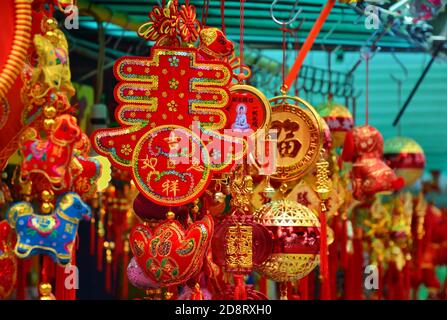 Hongkong-5. Februar 2019: Am ersten Tag des Ch werden die Menschen gesehen, wie sie die chinesischen Neujahrsdekorationen an den Ständen vor dem Wong Tai Sin Tempel wählen Stockfoto