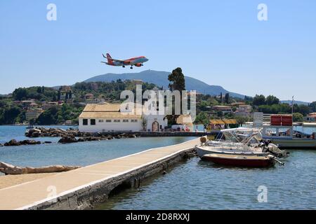 Flugzeug landet über der Kirche auf Korfu Stockfoto