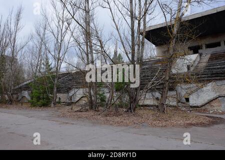 Ein verlassenes Fußballstadion in Pripyat. Überwuchert mit Bäumen Ruinen des Stadions. Stockfoto