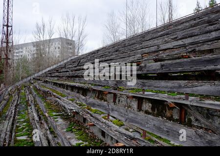 Die Stände eines verlassenen Stadions in Pripyat. Alte Holzbänke im Stadion. Stockfoto