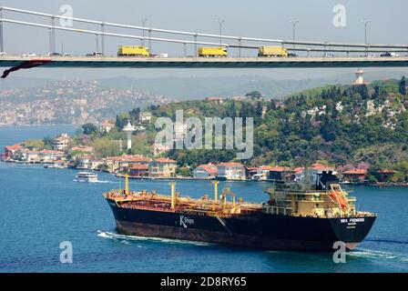 Türkei, Istanbul, Öltanker auf dem Bosporus mit asiatischer Seite im Blick unter der Fatih Sultan Mehmet Brücke. Auf dem Weg zum Schwarzen Meer. Stockfoto