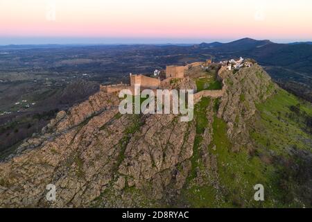 Marvao Drohne Luftaufnahme des historischen Dorfes und Serra de Sao Mamede Berg bei Sonnenuntergang, in Portugal Stockfoto