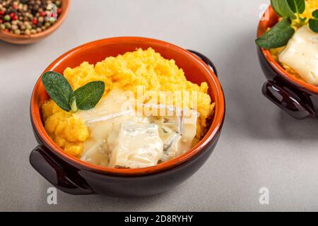 Gericht aus Polenta mit geschmolzenem Gorgonzola-Käse Stockfoto