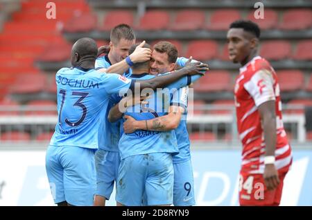 01. November 2020, Bayern, Würzburg: Fußball: 2. Bundesliga, FC Würzburger Kickers - VfL Bochum, 6. Spieltag, Flyeralarm-Arena Würzburg: Der Bochumer Danilo Soares (M) jubelt mit seinen Teamkollegen über sein 1:2-Tor. Foto: Timm Schamberger/dpa - WICHTIGER HINWEIS: Gemäß den Vorschriften der DFL Deutsche Fußball Liga und des DFB Deutscher Fußball-Bund ist es verboten, im Stadion und/oder aus dem Spiel fotografierte Aufnahmen in Form von Sequenzbildern und/oder videoähnlichen Fotoserien zu nutzen oder auszunutzen. Stockfoto