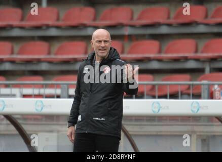 01. November 2020, Bayern, Würzburg: Fußball: 2. Bundesliga, FC Würzburger Kickers - VfL Bochum, 6. Spieltag, Flyeralarm-Arena Würzburg: Würzburger Trainer Marco Antwerpen Gesten. Foto: Timm Schamberger/dpa - WICHTIGER HINWEIS: Gemäß den Vorschriften der DFL Deutsche Fußball Liga und des DFB Deutscher Fußball-Bund ist es verboten, im Stadion und/oder aus dem Spiel fotografierte Aufnahmen in Form von Sequenzbildern und/oder videoähnlichen Fotoserien zu nutzen oder auszunutzen. Stockfoto