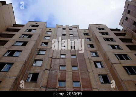 Verlassene Gebäude in Pripyat. Alte Gebäude in der Neuansiedlungszone von Tschernobyl. Stockfoto