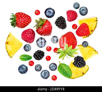 Sommer Hintergrund mit frischen Früchten und gemischten Beeren isoliert auf weißem Hintergrund. Erdbeere, Ananas, Brombeere, Heidelbeere, Preiselbeere, Minze lea Stockfoto