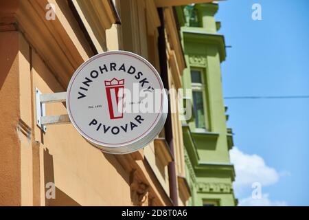 Prag, Tschechische Republik - 3. Juli 2017: Schild mit dem Logo der Vinohrady Brauerei über dem Eingang des Pubs / Restaurant in der Innenstadt von Prag auf J Stockfoto