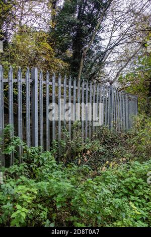 Verzinkter Stahl Palisade Spikes Sicherheit Zäune auf Eisenbahnbanken Stockfoto