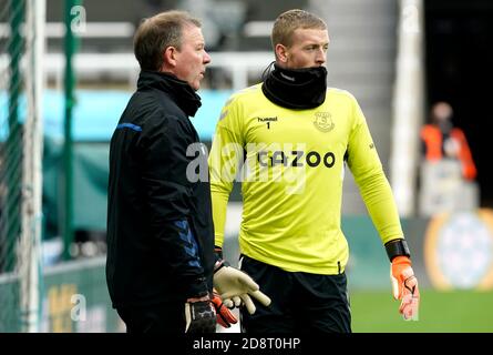 Everton-Torwart Jordan Pickford (rechts) wärmt sich vor dem Premier League-Spiel im St James' Park, Newcastle, auf. Stockfoto