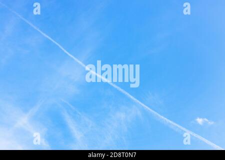 contrail und Cirrus Wolken in blauem Himmel am Herbsttag Stockfoto